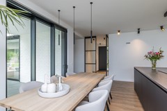 Koningskaars 20, 6418 PR Heerlen - 18 - Eettafel langs de glazen wand.jpg